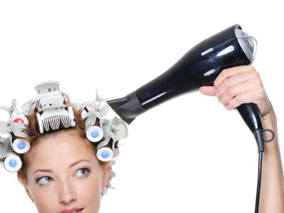 Cách sấy tóc: Việc sấy tóc đúng cách sẽ giúp cho mái tóc của bạn trông sáng bóng và khỏe mạnh hơn. Xem hình ảnh để biết thêm những bí quyết và cách để sấy tóc đẹp.