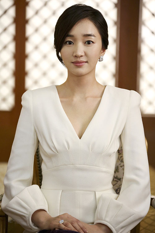 Học cách mặc đồ đơn giản mà sang trọng của Soo Ae trong phim mới 13