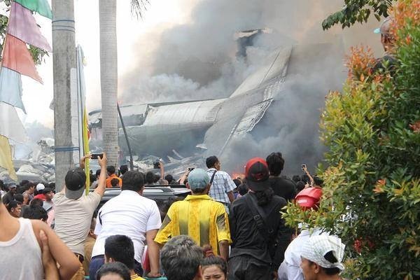 Máy bay rơi 30 người thiệt mạng