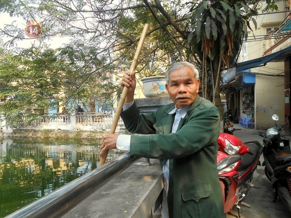 Hà Nội: Người đàn ông tự nguyện đi nhặt rác suốt 20 năm ở làng Ngọc Hà 1
