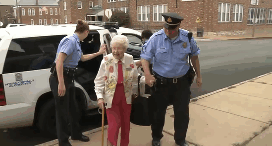 cụ bà 102 tuổi bị bắt