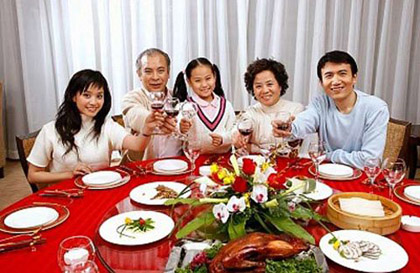 Đưa tiền sắm Tết cho bố mẹ chồng, bao nhi&ecirc;u l&agrave; đủ? 1
