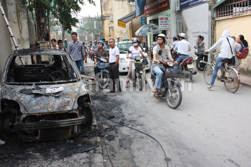Ch&aacute;y lớn, taxi bỗng chốc h&oacute;a tro