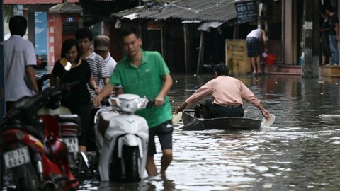 Hà Nội: Đi thuyền trên phố sau trận mưa lớn Hà Nội: Đi thuyền trên phố sau trận mưa lớn