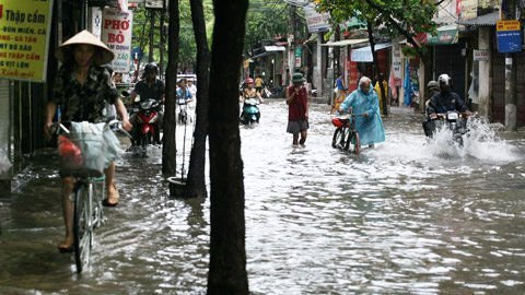 Hà Nội: Đi thuyền trên phố sau trận mưa lớn Hà Nội: Đi thuyền trên phố sau trận mưa lớn
