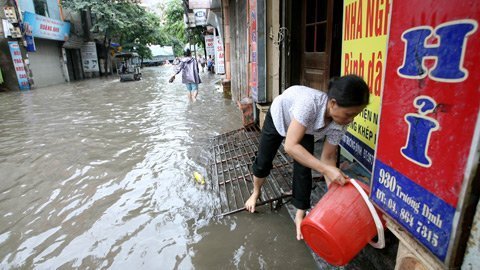 Hà Nội: Đi thuyền trên phố sau trận mưa lớn Hà Nội: Đi thuyền trên phố sau trận mưa lớn