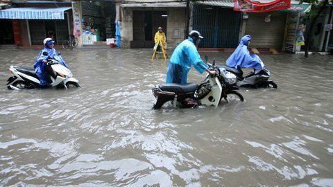 Hà Nội: Đi thuyền trên phố sau trận mưa lớn Hà Nội: Đi thuyền trên phố sau trận mưa lớn