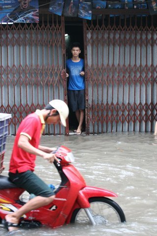 Hà Nội: Đi thuyền trên phố sau trận mưa lớn Hà Nội: Đi thuyền trên phố sau trận mưa lớn