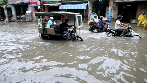 Hà Nội: Đi thuyền trên phố sau trận mưa lớn Hà Nội: Đi thuyền trên phố sau trận mưa lớn