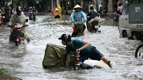 Hà Nội: Đi thuyền trên phố sau trận mưa lớn Hà Nội: Đi thuyền trên phố sau trận mưa lớn
