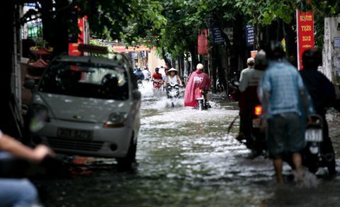 Hà Nội: Đi thuyền trên phố sau trận mưa lớn Hà Nội: Đi thuyền trên phố sau trận mưa lớn