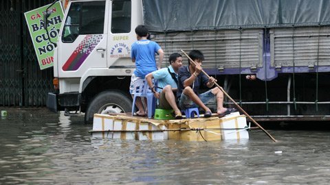 Hà Nội: Đi thuyền trên phố sau trận mưa lớn Hà Nội: Đi thuyền trên phố sau trận mưa lớn