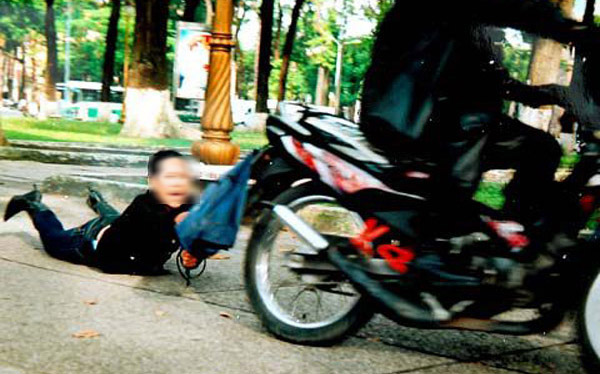 Dân mạng “nóng” vì clip cướp giật giữa ban ngày ở Sài Gòn