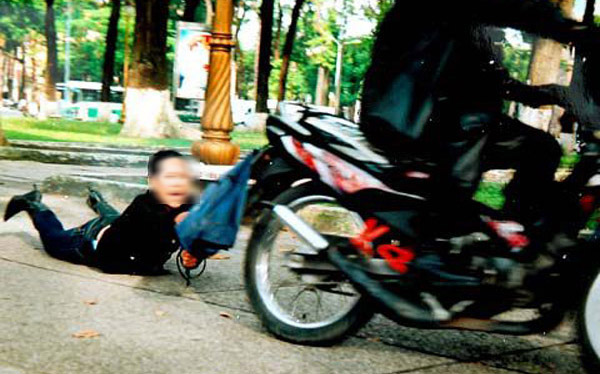 D&acirc;n mạng &ldquo;n&oacute;ng&rdquo; v&igrave; clip cướp giật giữa ban ng&agrave;y ở S&agrave;i G&ograve;n