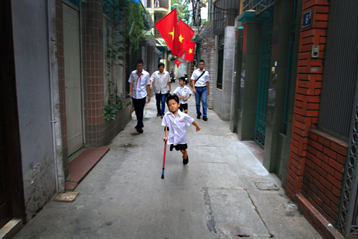 B&eacute; Thiện Nh&acirc;n v&agrave;o lớp Một