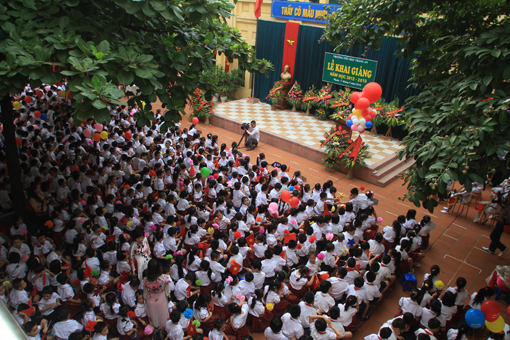 B&eacute; Thiện Nh&acirc;n v&agrave;o lớp Một