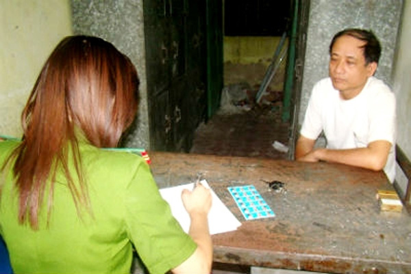 Hoa kh&ocirc;i c&ocirc;ng an hạ gục vũ sư đồi trụy 1