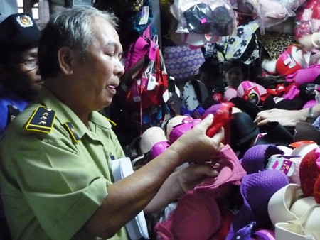 Lại phát hiện áo ngực chứa dung dịch lạ ở Hà Nội, Đà Nẵng 2