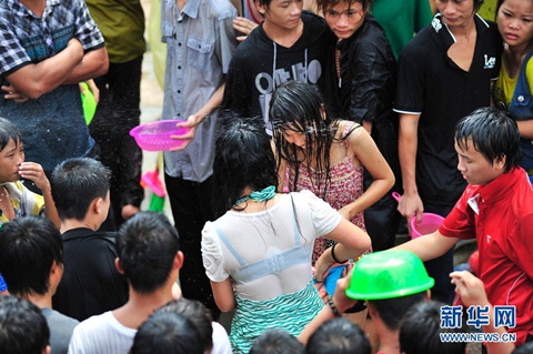 Đi lễ hội té nước bị “dâm tặc” xé áo