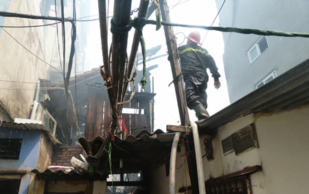 Khung cảnh tan hoang sau vụ ch&aacute;y khu tập thể