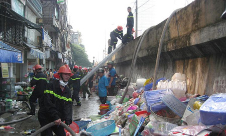 Khung cảnh tan hoang sau vụ ch&aacute;y khu tập thể
