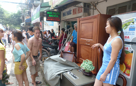 Khung cảnh tan hoang sau vụ ch&aacute;y khu tập thể