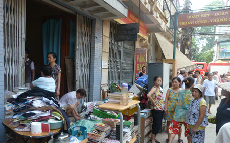 Khung cảnh tan hoang sau vụ ch&aacute;y khu tập thể
