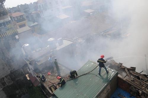 Vụ ch&aacute;y 10 ng&ocirc;i nh&agrave; ở H&agrave; Nội: Khổ trăm bề!