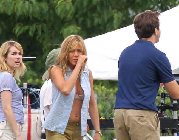 Jennifer Aniston phanh áo khoe ngực trên phim trường 