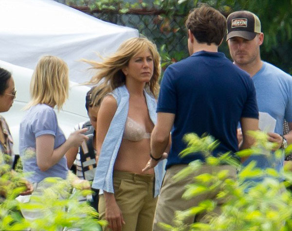 Jennifer Aniston phanh áo khoe ngực trên phim trường 