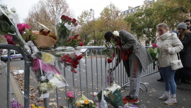 Người dân đặt hoa bên ngoài nhà hát Bataclan để tưởng nhớ những nạn nhân thiệt mạng trong vụ xả súng tại đây hôm 13/11. Ảnh: 
