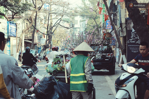 Mùng 6 Tết, những cành đào tiền triệu đã vứt la liệt ngoài vỉa hè - Ảnh 11.