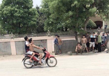 Đối tượng Sơn khống chế ông Quảng đi qua nhiều xã bằng xe máy.