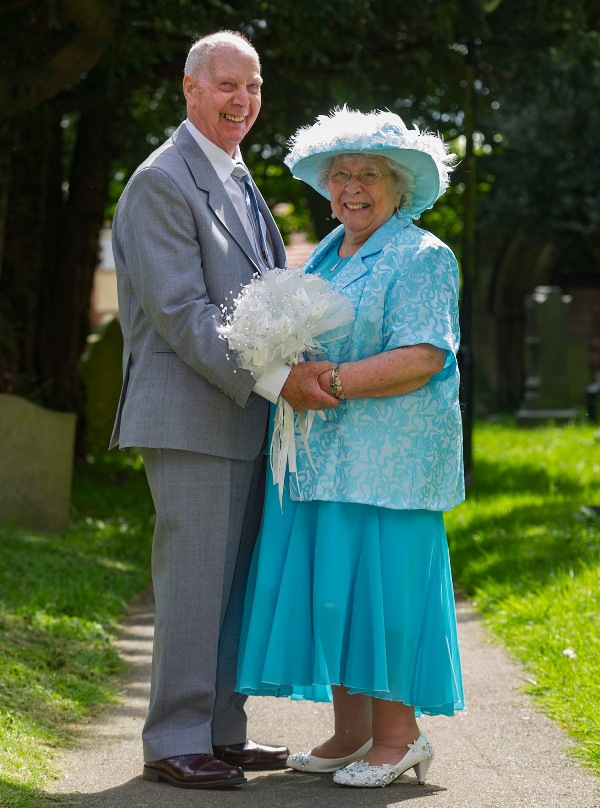 Tổ chức đám cưới sau 44 năm hẹn hò, cặp đôi già chứng minh đợi chờ là hạnh phúc - Ảnh 1.