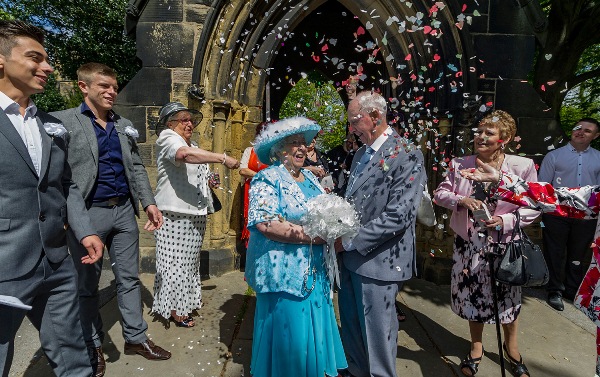Tổ chức đám cưới sau 44 năm hẹn hò, cặp đôi già chứng minh đợi chờ là hạnh phúc - Ảnh 2.