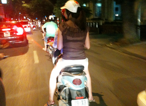 Toát mồ hôi với những trang phục xuyên thấu mùa Hè - Ảnh 10.