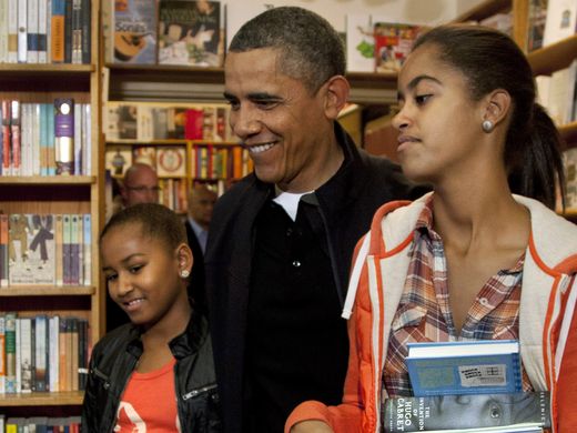 Tổng thống Obama đi mua sách cùng 2 con gái tại Washington vào cuối năm 2011. Ảnh: AP