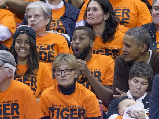 Malia Obama xem bóng rổ cùng anh họ Avery Robinson trong khi ông Obama chăm chú nhìn con gái hồi tháng 3-2015. Ảnh: USA Today