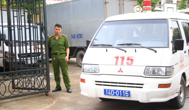 Chiếc xe cứu thương chở thí sinh Bùi Bích Đào đi cấp cứu - Ảnh: ĐỨC HIẾU
