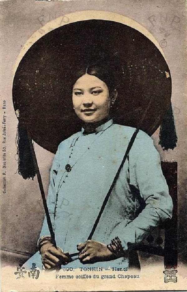 Hình ảnh ấn tượng của của phụ nữ Việt Nam được một nhiếp ảnh gia người Pháp chụp lại. Trong hình, tà áo dài xanh và chiếc nón quai thao góp phần làm nên vẻ đẹp như tạc ấn tượng vô cùng.