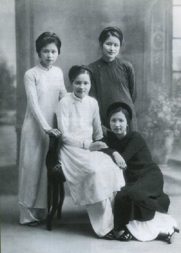 Bức ảnh chụp Tứ đại mỹ nhân nức danh Hà Nội một thời, cô Síu Cột Cờ, cô Phượng Hàng Ngang, cô Nga Hàng Gai và cô Bính Hàng Đẫy.