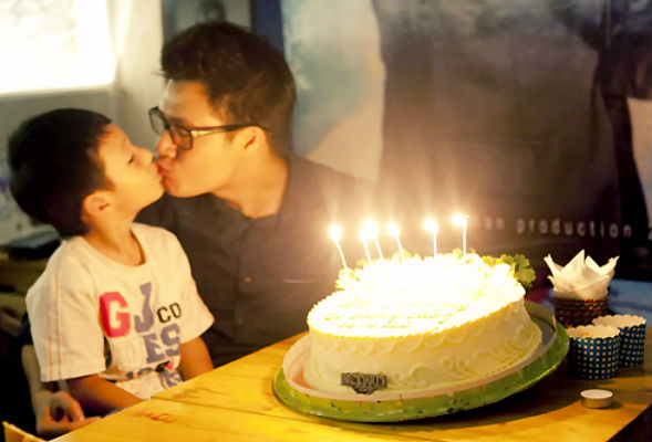 Khoảnh khắc c&aacute;c &ocirc;ng bố Việt nổi tiếng vui đ&ugrave;a b&ecirc;n con 4