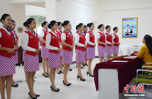 Ngày 28/10, một công ty hàng không của Trung Quốc đã tổ chức buổi tuyển dụng tiếp viên hàng hàng không tại trường đại học đào tạo hàng không Ngôi sao Phương Đông tại thành phố Thành Đô, tỉnh Tứ Xuyên.