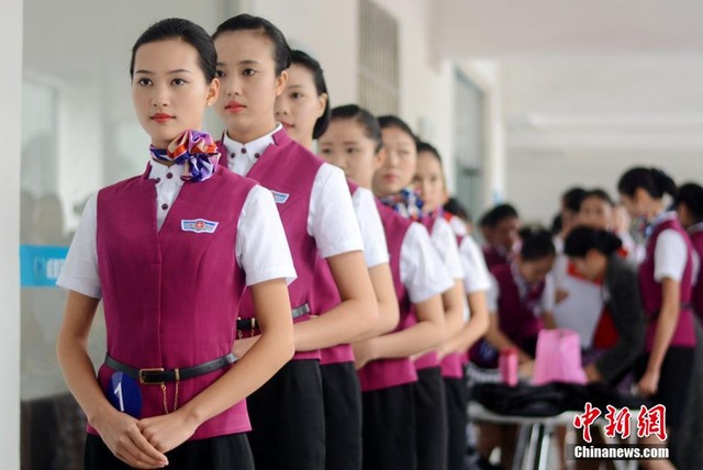 Dàn thiếu nữ xinh đẹp, phần lớn là nữ sinh tại trường Ngôi sao Phương Đông tham gia dự tuyển trở thành tiếp viên hàng không.
