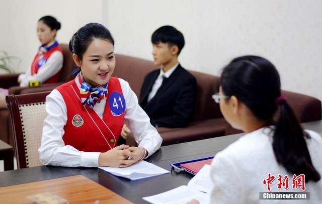 Một ứng vi&ecirc;n tỏ ra rất tự tin trong khi trả lời phỏng vấn.