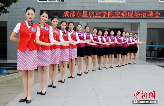 Các cô gái xinh đẹp trình diễn nghi thức trong trang phục tiếp viên hàng không.