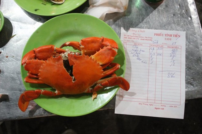 Con cua nặng “1,2kg” và hóa đơn thành tiền 420.000 đồng tại Làng Chài (Nha Trang).