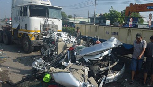 Xe đầu k&eacute;o, tai nạn, điều khiển, phụ xe 15 tuổi