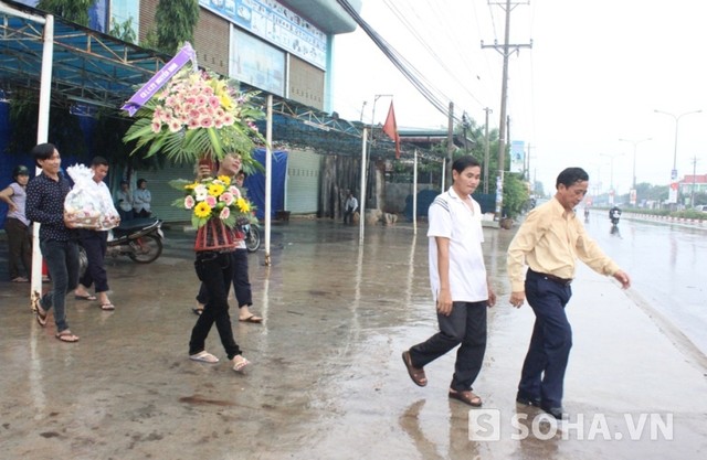 Chiều ngày 9/7, dù trời mưa nhưng nhiều người vẫn đến viếng, chia sẻ cùng nhân nhân gia đình nạn nhân trong vụ việc 6 người bị giết