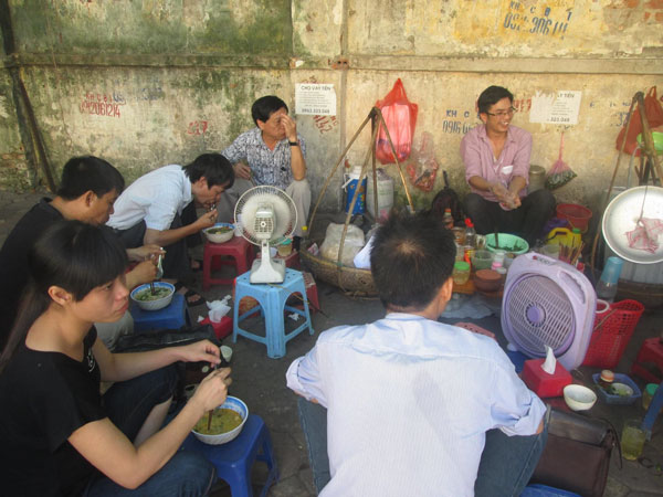 chàng trai bán bún, cử nhân